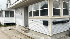 Une maison à deux étages avec un porche avant couvert et un garage.