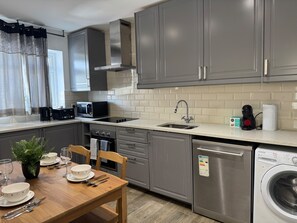 Lejlighed | Privat køkken | Køleskab, mikrobølgeovn, ovn, kogeplade