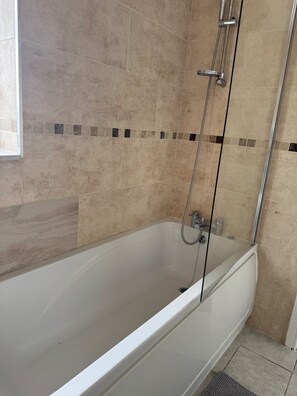Apartament | Bany | Dutxa, assecador de cabells i tovalloles 
