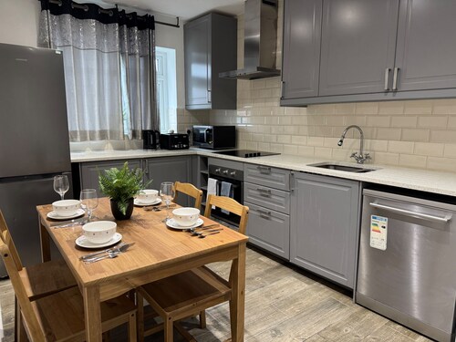 2 Bed Flat - Sleeps 4 - Parking - Wifi