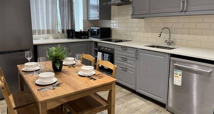 2 Bed Flat - Sleeps 4 - Parking - Wifi