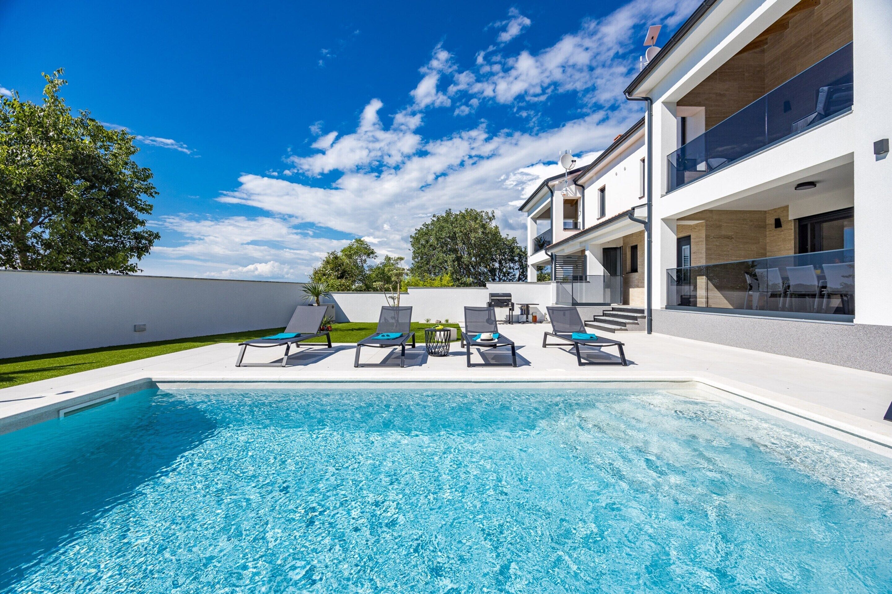 Villa | Zwembad | Een binnenzwembad, een buitenzwembad