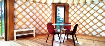 camélia est une magnifique Yourte a 10 minutes a pied de Pairi Daiza