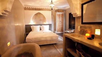 5 chambres, coffres-forts dans les chambres, bureau