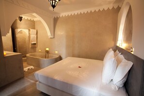 5 soveværelser, pengeskab på værelset, skrivebord, strygejern/strygebræt