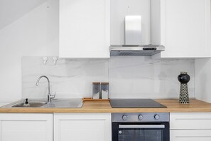 Apartment | Private kitchen - Apartment With Shared Garden in Banjol (Rab)