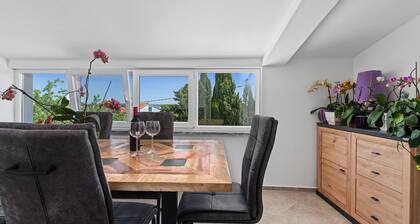 Holiday Home With Garden, sea View
