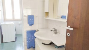 Dusj, hårføner, bidé og håndklær