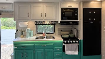 Kjøleskap, mikrobølgeovn, ovn og kokeplater