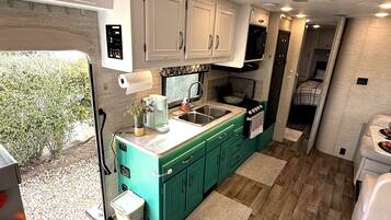 Frigorífic, microones, forn i placa de cuina