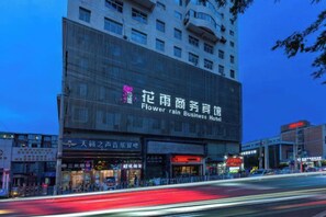 Un edificio con un cartel grande de un hotel.