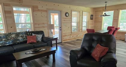 Peaceful 3-bedroom cottage with AC in charming Coldwater on the channel