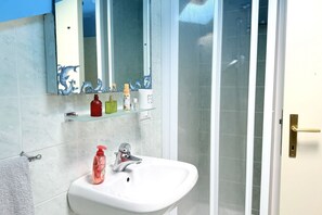 Doccia, bidet, asciugamani