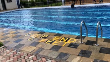 Swim-up bar