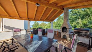 Apartment | Outdoor dining