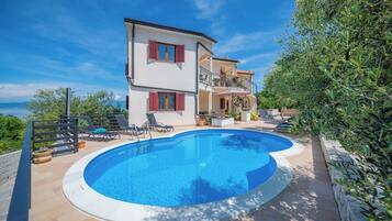 Apartment | Pool | Outdoor pool, a heated pool