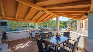 Apartment | Outdoor dining