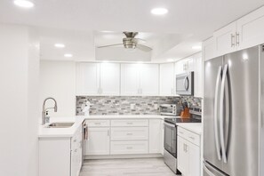 Réfrigérateur, micro-ondes, four, plaque de cuisson