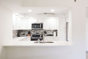 Fridge, microwave, oven, stovetop - Beautiful,Coastal,luxury 2BR/2bath condo (Clearwater)