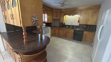 Classic Apartment, Ocean View | Private kitchen