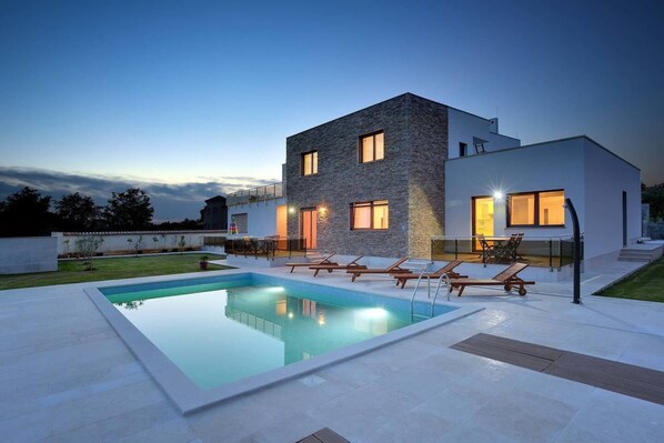 Villa | Pool - Attic Apartment With Balcony in Medulin (Medulin)