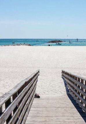 Plage à proximité, chaises longues
