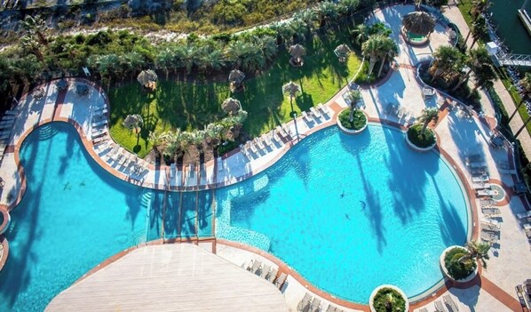 Inomhuspool och utomhuspool