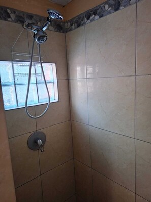 Dusche, Handtücher, Seife, Toilettenpapier
