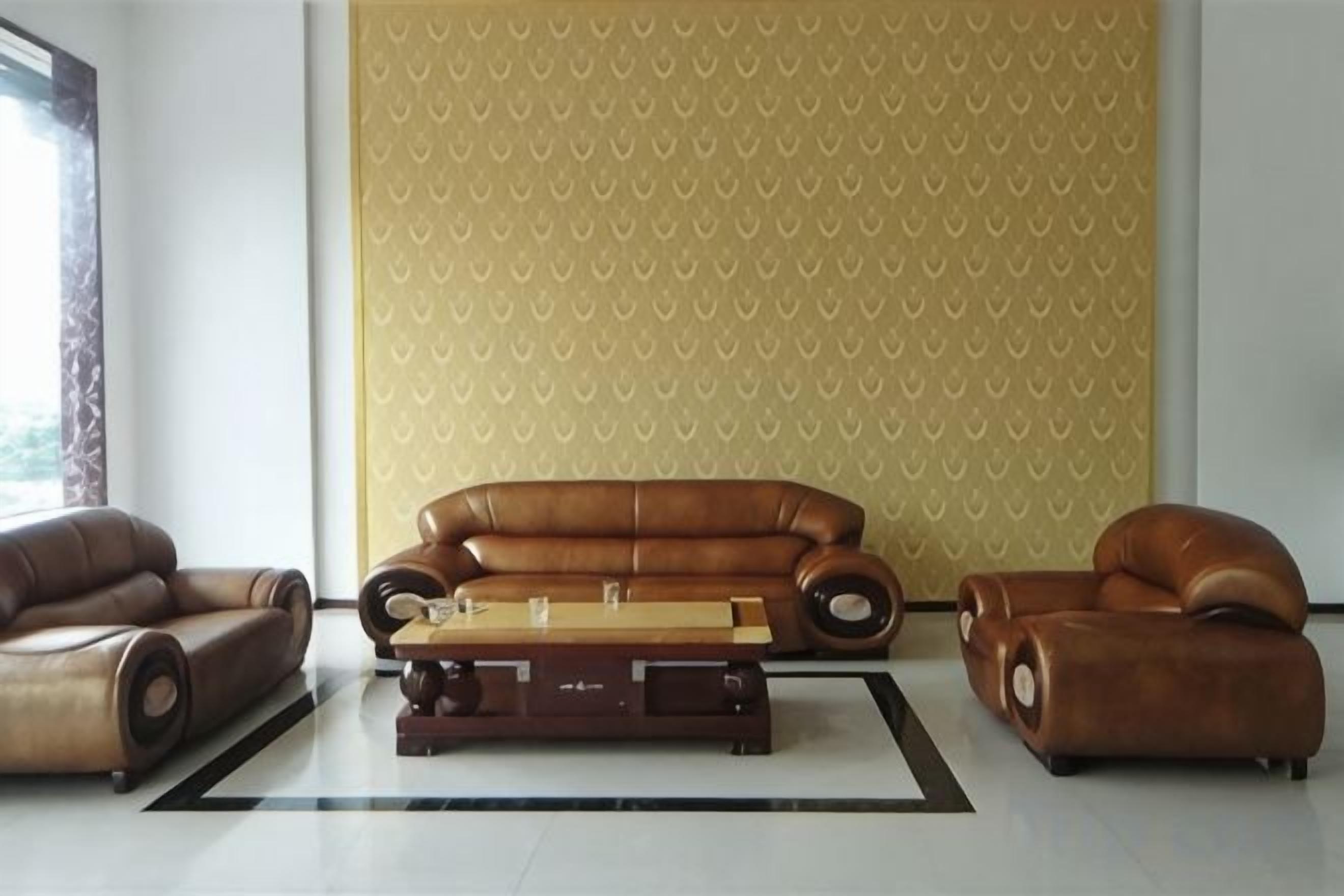 Una sala de estar moderna con un sofá de cuero marrón, una mesa de centro de madera y un papel tapiz estampado.