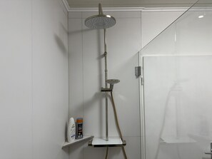 Dusj, hårføner, håndklær og såpe