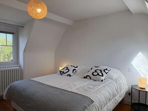 2 bedrooms, travel cot, free WiFi