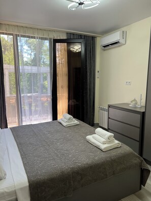 9 quartos, escrivaninha, ferros/tábuas de passar roupa