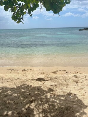 Ubicación cercana a la playa y toallas de playa