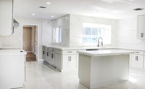 Kylskåp, mikrovågsugn, ugn och spishäll