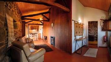 Een flatscreentelevisie en een dvd-speler