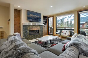 Smart TV, fireplace, video library, stereo