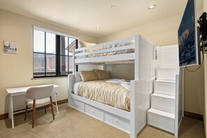 3 habitaciones, tabla de planchar con plancha y cuna de viaje 