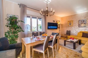 Apartment | Dining - Apartment in Medulin With Sea View and Beach (Medulin)