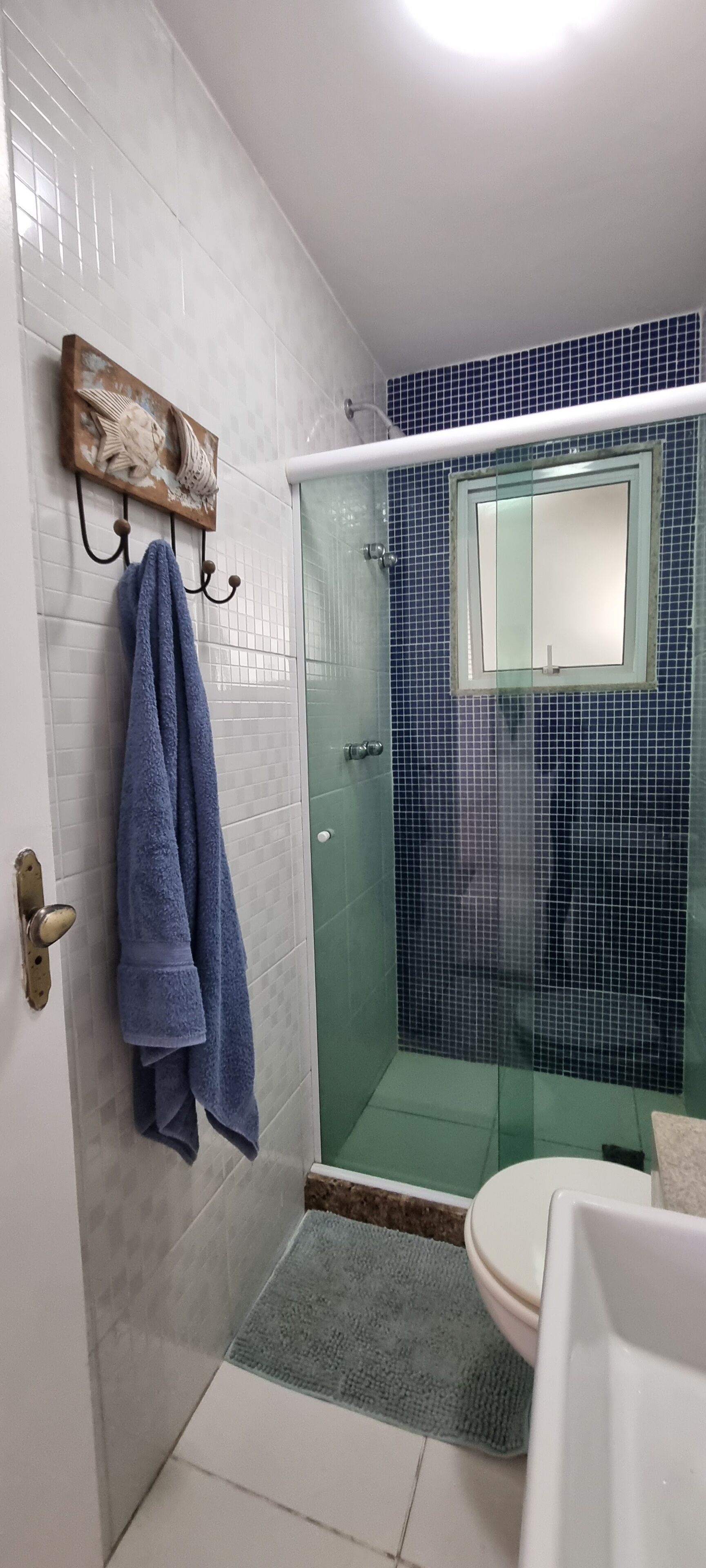 Douche, sèche-cheveux, serviettes fournies, savon