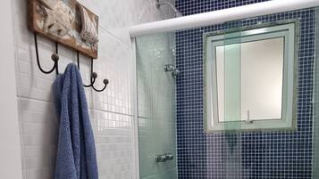 Douche, sèche-cheveux, serviettes fournies, savon