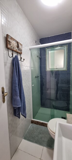 Shower, hair dryer, towels, soap - Charming 2-bedroom apartment with WiFi, AC in delightful Rio de Janeiro (Recreio dos Bandeirantes Rio de Janeiro)