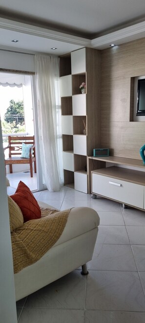 Smart TV - Charming 2-bedroom apartment with WiFi, AC in delightful Rio de Janeiro (Recreio dos Bandeirantes Rio de Janeiro)