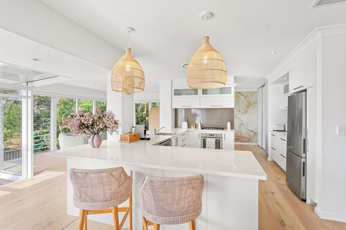 Vivid Retreat – Where the Sea Sings You to Sleep