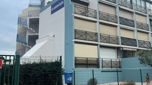 A multi-story building with a sign reading "LE LAGON BLEU". - Studio cabin terrace swimming pool parking (LE GRAU DU ROI)