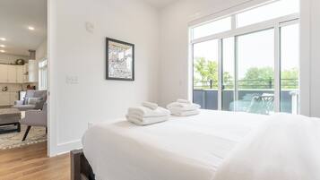 3 bedrooms, desk, iron/ironing board, free WiFi