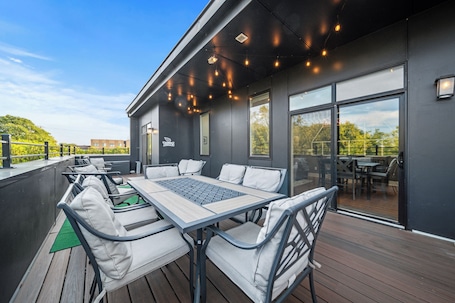 Outdoor dining. Penthouse Near Grand Ole Opry w/ Private Rooftop + Karaoke Stage + 3BR/3BA