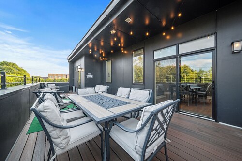 Penthouse Near Grand Ole Opry w/ Private Rooftop + Karaoke Stage + 3BR/3BA