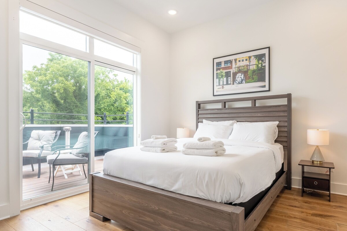 Penthouse Near Grand Ole Opry w/ Private Rooftop + Karaoke Stage + 3BR/3BA