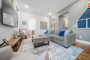 Smart TV - Penthouse Near Grand Ole Opry w/ Private Rooftop + Karaoke Stage + 3BR/3BA (Nashville)