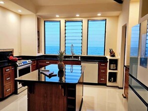 Een koelkast, een microgolfoven, een oven, een kookplaat